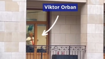 Így még biztosan nem látta magyarázni Orbán Viktort
