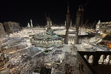Muzulmán zarándokok imádkoznak a Nagy Mecset közepén álló Kába-szentélynél a szaúd-arábiai Mekkában 2023. június 25-én az éves mekkai zarándoklat a háddzs idején.