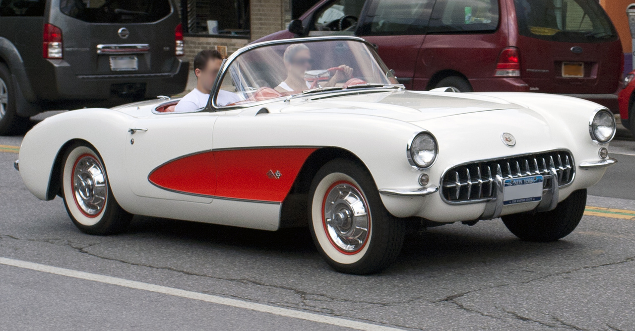 1956-ban átrendezték a Corvette arcát, megjelentek a kaszniból kiemelkedő köralakú fényszórók, amik a mélyre süllyesztett, eredeti darabokat váltották. 1957-ben megjelent a 4,6 literes, 283 lóerős V8-as, amit azzal reklámoztak, hogy pont annyi lóerő, amennyi köbhüvelyk. Egyébként ez volt az egyik első, szériában gyártott amerikai motor, ami tudta ezt az arányt.