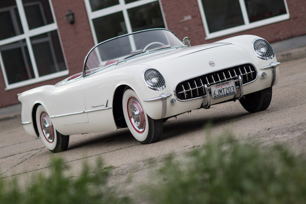 Gyönyörű, légies vonalvezetésű, akkori szemmel nézve friss és modern autó lett a Corvette, egy igazi műalkotás. Finoman, szinte puhán hajló formák, tökéletes arányok, sok króm: az 50-es évek Amerikájának hibátlan lenyomata.
