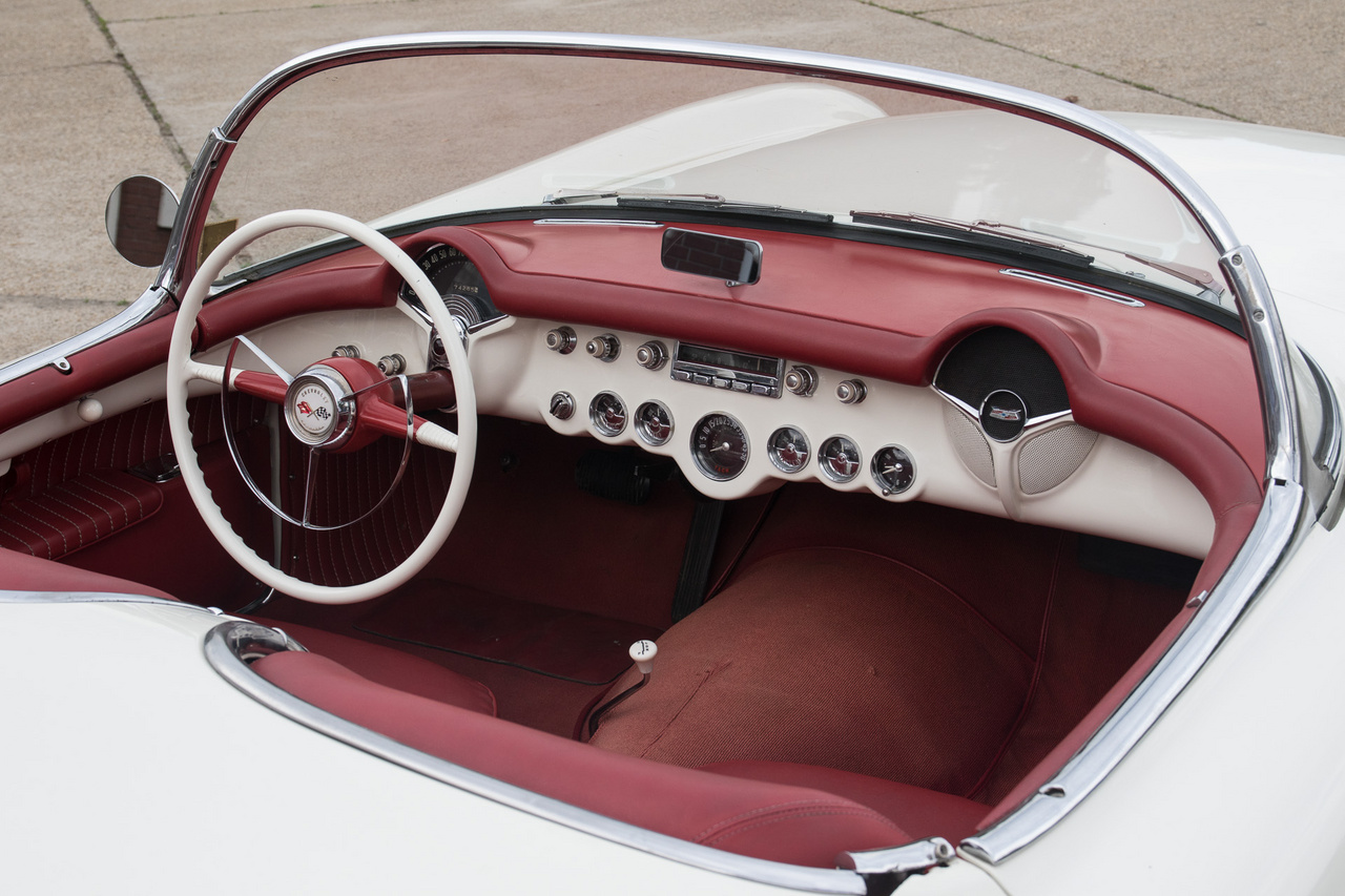 A kezdeti lendület ellenére a felvevőpiac mégsem bizonyult olyan harsánynak: az 1953-ban készült 315 darabot 1954-ben további 3640 darab követte, amiből 860 el se kelt. Ezeknek állítólag az volt a fő oka, hogy aki ilyet vett volna, csalódott a Corvette vezethetőségében, és még úgy is inkább európai autót választott, hogy azok jóval drágábbak voltak. Cserébe mondjuk többet is adtak.