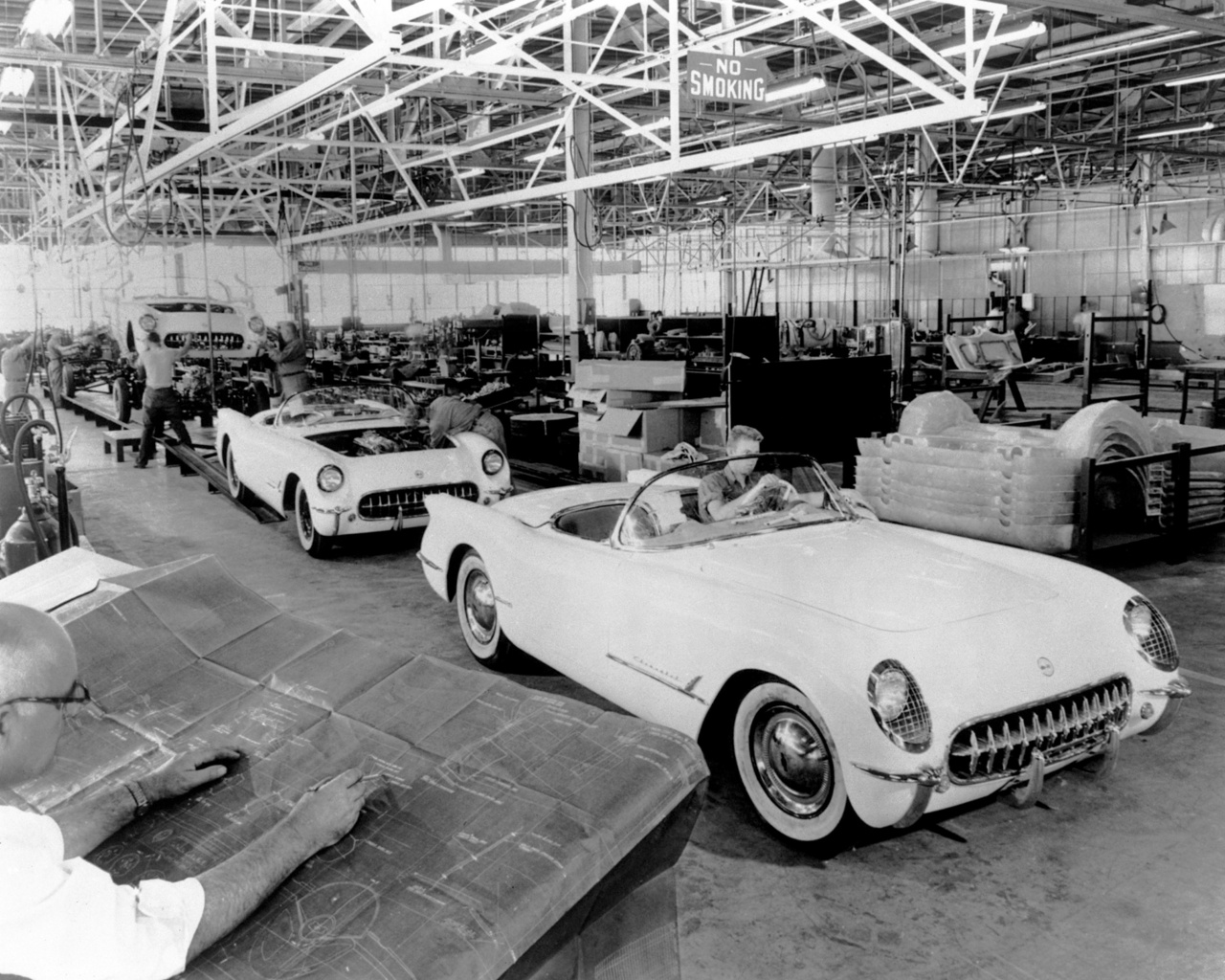 Már az első bemutató alkalmával hirtelen akkora lett az érdeklődés az elegánsan sikkes, magát az amerikai álmot megtestesítő autó iránt, hogy szinte muszáj volt elkezdeni a gyártását. Harley Earl eltalálta, méghozzá nagyon.