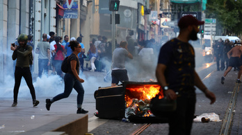 Könnygázt vetettek be Franciaországban a tüntetők ellen, 2400 embert letartóztattak
