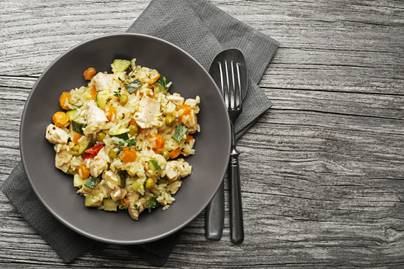 Csirkés rizottó sok zöldséggel: akár maradék sült húsból is készítheted