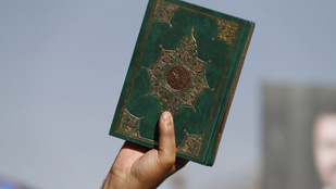 Szalonnával gyalázta meg egy férfi a Koránt, majd felgyújtotta
