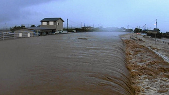 Leszakadt egy betonhíd, százezreket evakuáltak az özönvízszerű esőzés miatt Japánban
