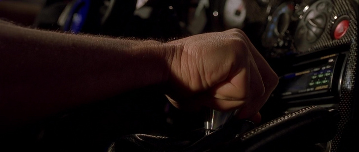 A kézi váltóval már az első részben is trükköztek a készítők, az üldözés közben Paul Walker mindkét keze a kormányon van, mégis hallható a kapcsolás hangja