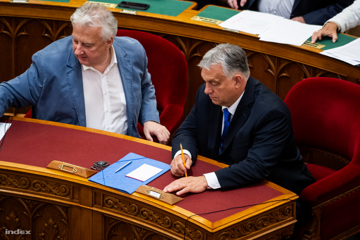 Semjén Zsolt és Orbán Viktor szavaz