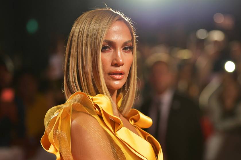 Az 54 éves Jennifer Lopez dögös dekoltázst villantott: korallszínű fürdőruhában ünnepelte a függetlenség napját