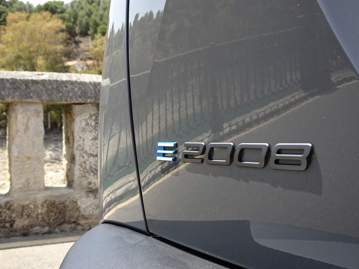 Hátul is új betűtípust és bazaltszürke színt használ a típusjelzéshez a Peugeot