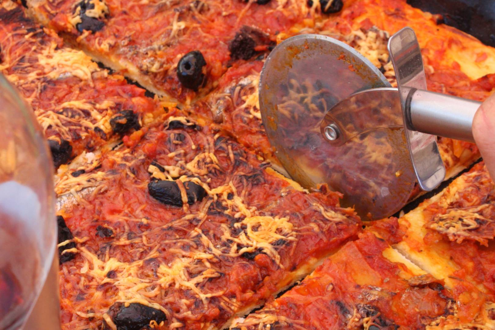 Így készül a négyszögletes szicíliai pizza: vastagabb, de nagyon foszlós a tészta