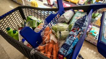 Spórolnak a magyarok: egyre kevesebbet költünk a boltokban