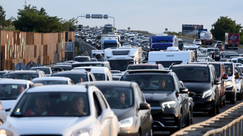 Hiába a schengeni övezet, az autósok a horvát fizetőkapuknál rostokolnak