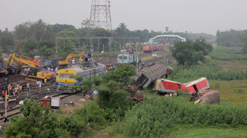 Három embert vádolnak India legsúlyosabb vonatbalesete miatt