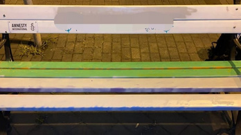 Kiborultak a ferencvárosi ultrák egy szivárványszínűre festett pad miatt