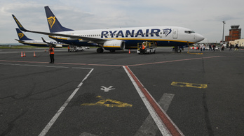 Egy mozgássérült magyar utas nem tudott felszállni a Ryanair gépére, az édesanyját megfenyegették