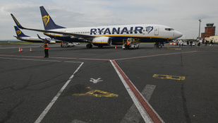 Egy mozgássérült magyar utas nem tudott felszállni a Ryanair gépére, az édesanyját megfenyegették