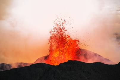 Kitört egy vulkán az izlandi főváros közelében: nem mindennapi felvételek készültek róla