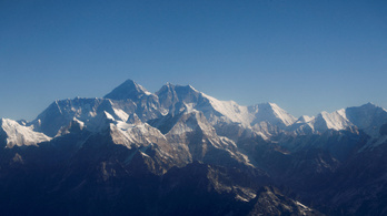Hatan meghaltak egy helikopter-balesetben a Mount Everestnél