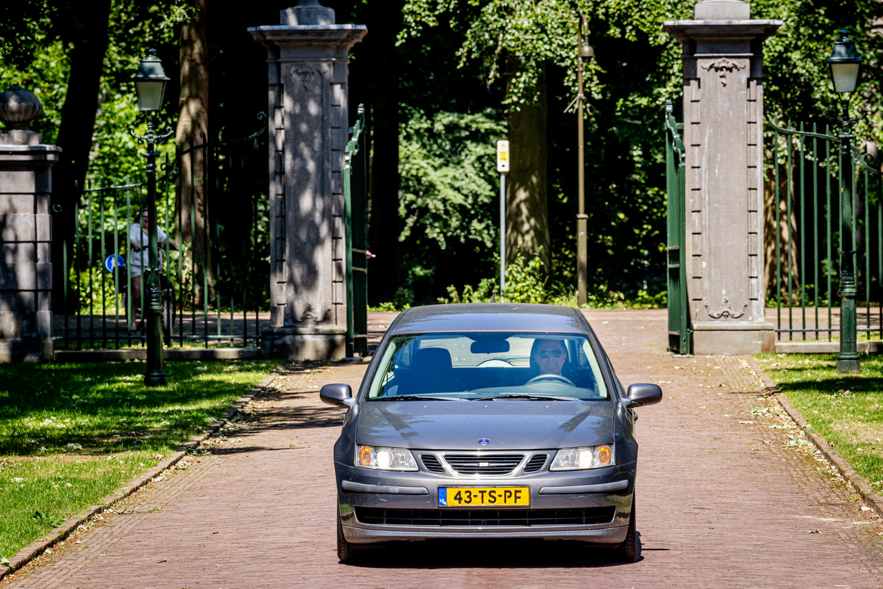 Nem minden európai vezető jár testőrök hadával megtömött Volkswagen-csoportos flottával. Mark Rutte, az épp leköszönő, és az újraindulástól is elálló holland miniszterelnök a saját régi Saab kombijával érkezett Vilmos Sándor holland királyhoz.
