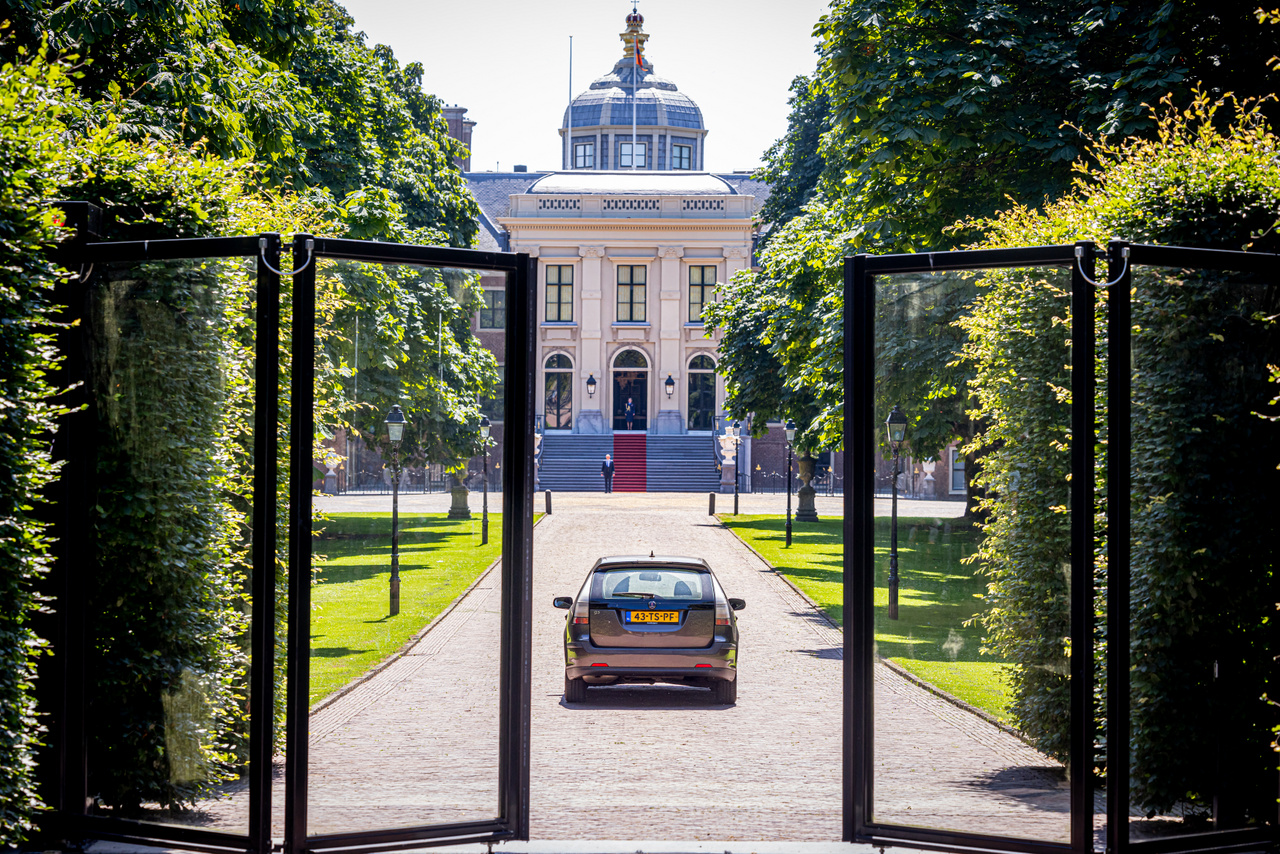 Az 1645-ben elkezdett királyi palota, a Huis ten Bosch látott már pár izgalmas autót az elmúlt százhúsz évben, ám Mark Rutte fiatalabbik Saabja mindenképp üde színfolt a hágai rezidencia kövezetén.