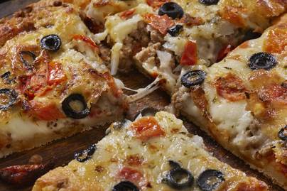 Házi pizza öntöttvas serpenyőben: aranybarnára sül a ropogós tészta