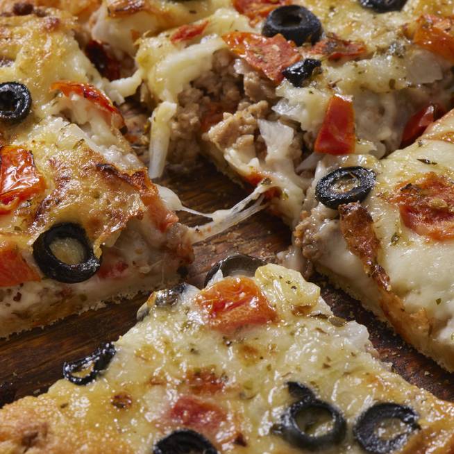 Házi pizza öntöttvas serpenyőben: aranybarnára sül a ropogós tészta