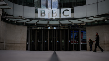 Térdre rogyott a BBC a műsorvezető botránya miatt