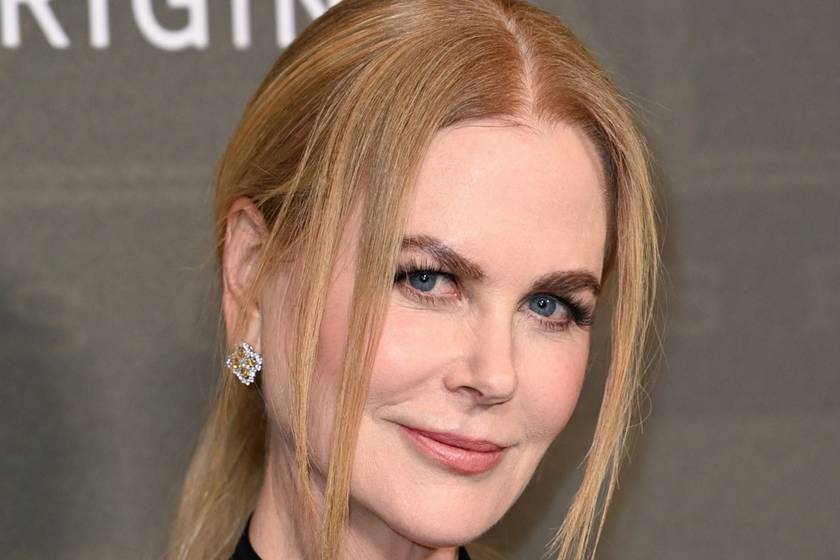 Az 56 éves Nicole Kidman igazi végzet asszonya volt a kivágott estélyiben: a fekete kreáció kiemelte porcelánbőrét