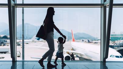Nem rémálom többé a repülés gyerekkel: ezeket a segítségeket adja a légitársaság