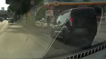 Videón, ahogy egy budapesti autós a levegőbe repíti a kerékpárost