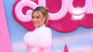 Margot Robbie falatnyi ruhában jelent meg Londonban a Barbie-film bemutatóján