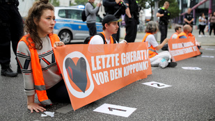 Klímaaktivisták repülőterek kifutópályáira ragasztották magukat Németországban