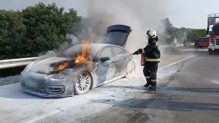 Szénné égett egy hibrid Porsche az M0-son