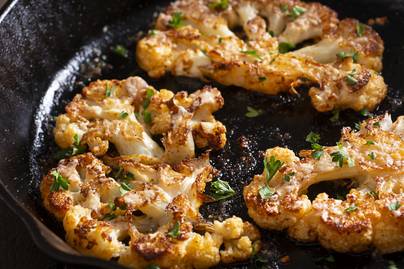 Grillezett karfiolsteak gazdagon fűszerezve: könnyű és vitamindús vacsora