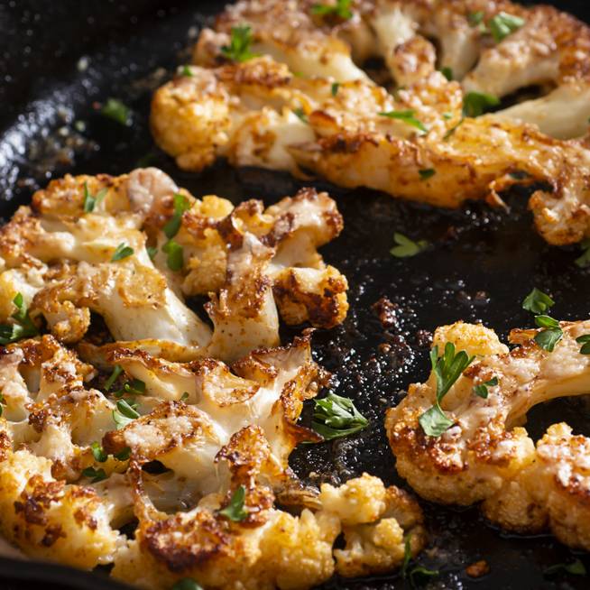 Grillezett karfiolsteak gazdagon fűszerezve: könnyű és vitamindús vacsora