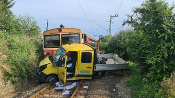 Kisiklott egy vonat Egerben, miután egy kisteherautóval ütközött