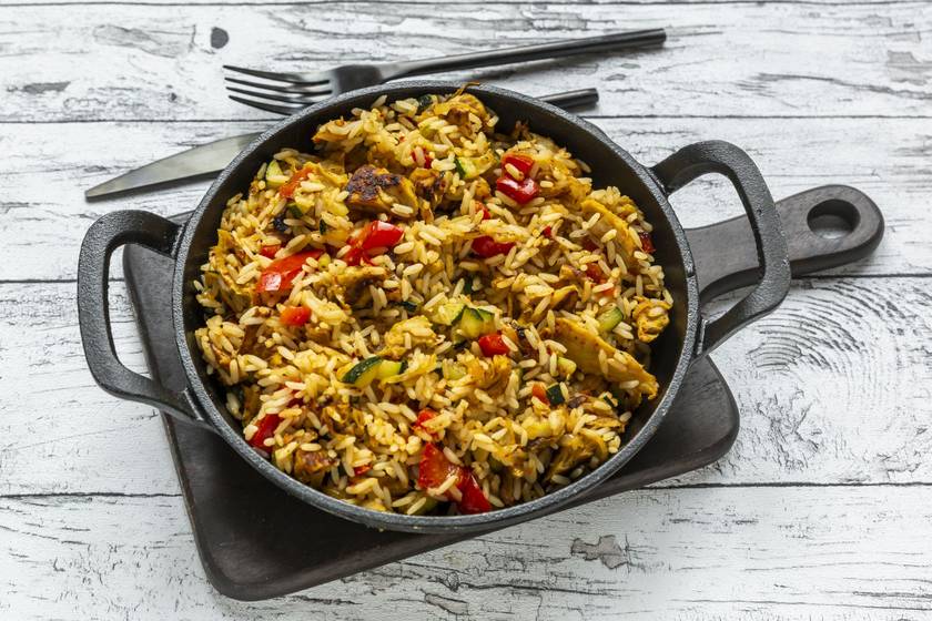 Egyserpenyős rizses csirke zöldségekkel: ezután tényleg alig van mosogatnivaló