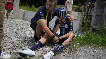 Hatalmas tömegbukás a Tour de France-on, félbeszakították a versenyt