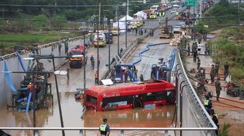 Többen meghaltak Dél-Koreában, miután az áradás elöntött egy buszt és 14 autót egy alagútban