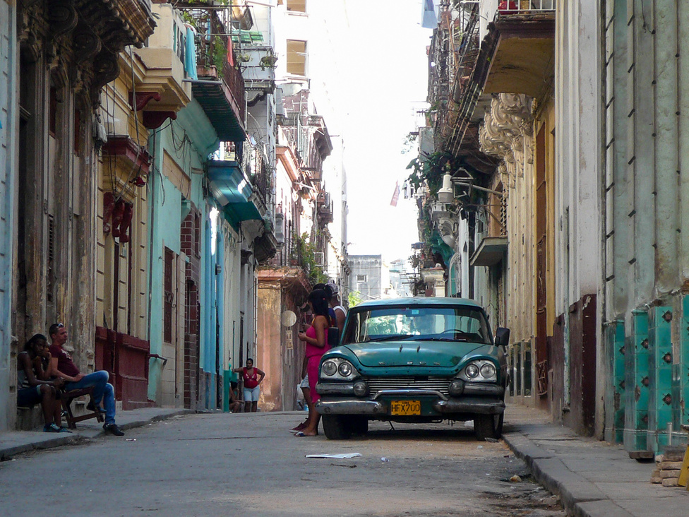 Nem csak autók vannak, megvan hozzá a tökéletes háttér is. Csak ki kell menni az utcára, és mire kétszer megpróbáltak eladni nekünk kamu Cohibát, biztosan beleszaladunk egy ilyen jelenetbe. Ez a giccs maga a hétköznapi szürkeség Centro Havanában, ami ott a Nyócker és a Belváros fura katyvasza.