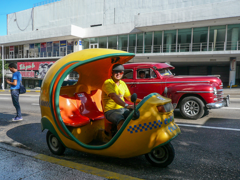 Valahonnan érkezhetett Havannába egy eltévedt szállítmány Vespa Ape, mert töménytelen ilyen háromüléses mopedtaxi van a városban. Közepes távolságokra olcsóbb, mint a rendes taxi, és hatalmas fun.