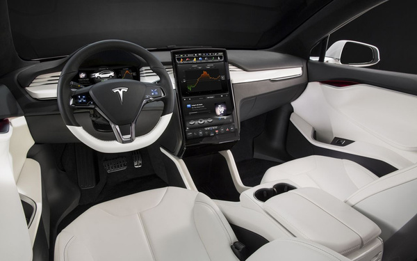 Hasonlóan egyszerű lesz belül a szabadidőautó, mint a Model S