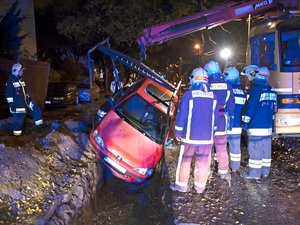 Munkagödörbe esett két autó Budapesten
