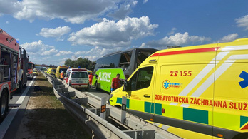 Halálos buszbaleset Csehországban: egy Budapestről indult busz ütközött Brnóban