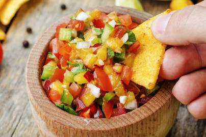 Pikáns salsa őszibarackkal: frissítő harapnivaló chips mellé