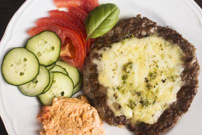 Sajtos, fűszeres pljeskavica: így még finomabb a balkáni, ízes hamburgerpogácsa
