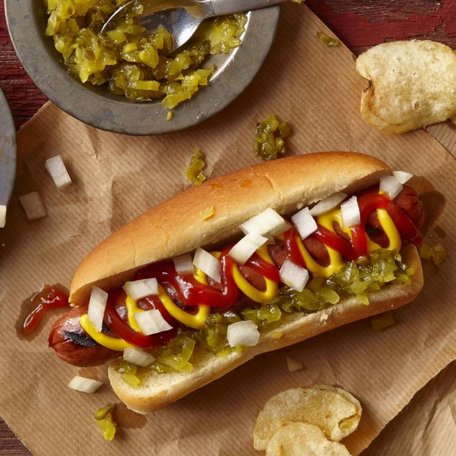 Így készül a legfinomabb hot dog: a bucit is házilag készítsd