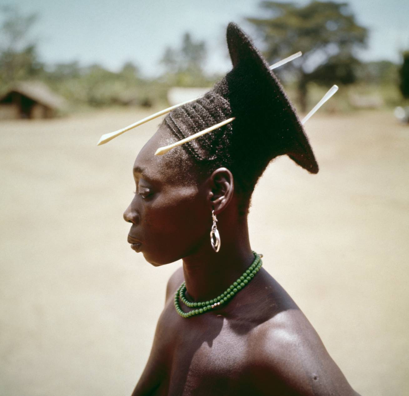 Mangbetu törzs hosszúkás fej