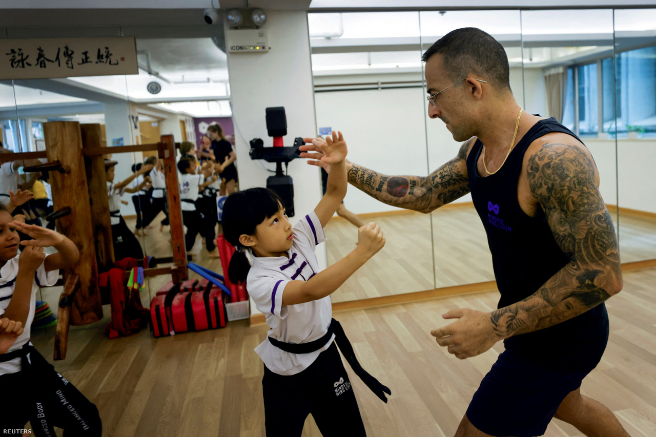 A 38 éves Nima King 38 tanítja  a hétéves Ambernek a  Wing Chun alapjait a Mindful Wing Chun Schoolban 2023. június 18-án